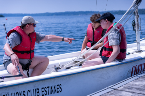 Activité bateau voile avec l'équipe du Coga au Lac de l'Eau d'Heure.