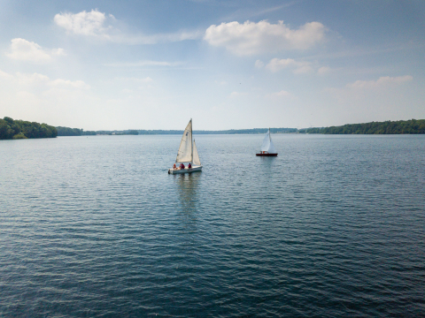 Activité bateau voile avec l'équipe du Coga au Lac de l'Eau d'Heure.