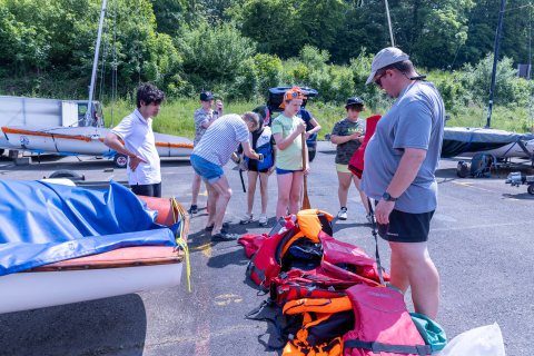 Activité bateau voile avec l'équipe du Coga au Lac de l'Eau d'Heure.