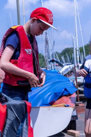 Activité bateau voile avec l'équipe du Coga au Lac de l'Eau d'Heure.