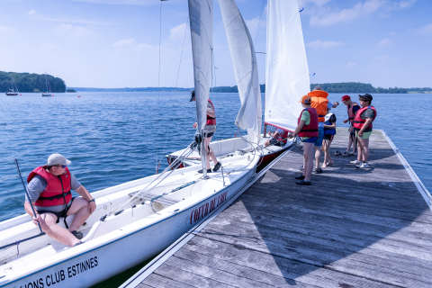Activité bateau voile avec l'équipe du Coga au Lac de l'Eau d'Heure.
